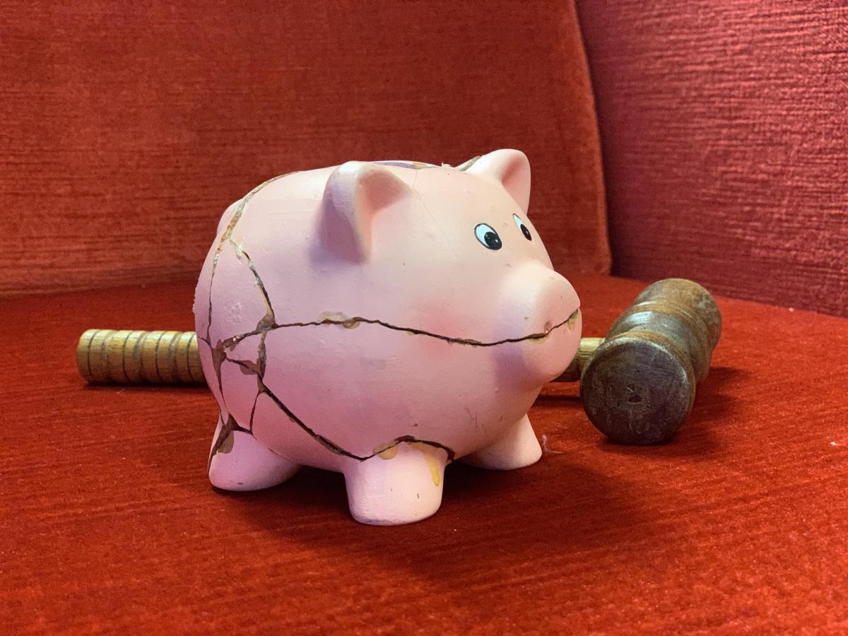 sparegris som er knust og limt