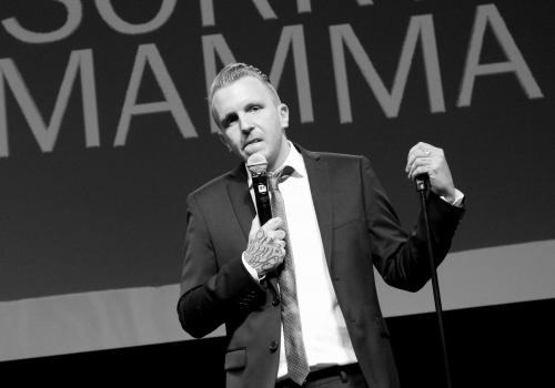 Komiker Ronny Torsteinsen balanserer i forestillingen "Sorry, mamma!" mellom det triste og det humoristiske. Foto: Anders Holstad Lilleng.  