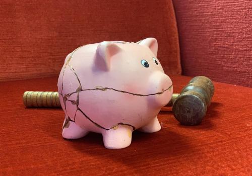 sparegris som er knust og limt