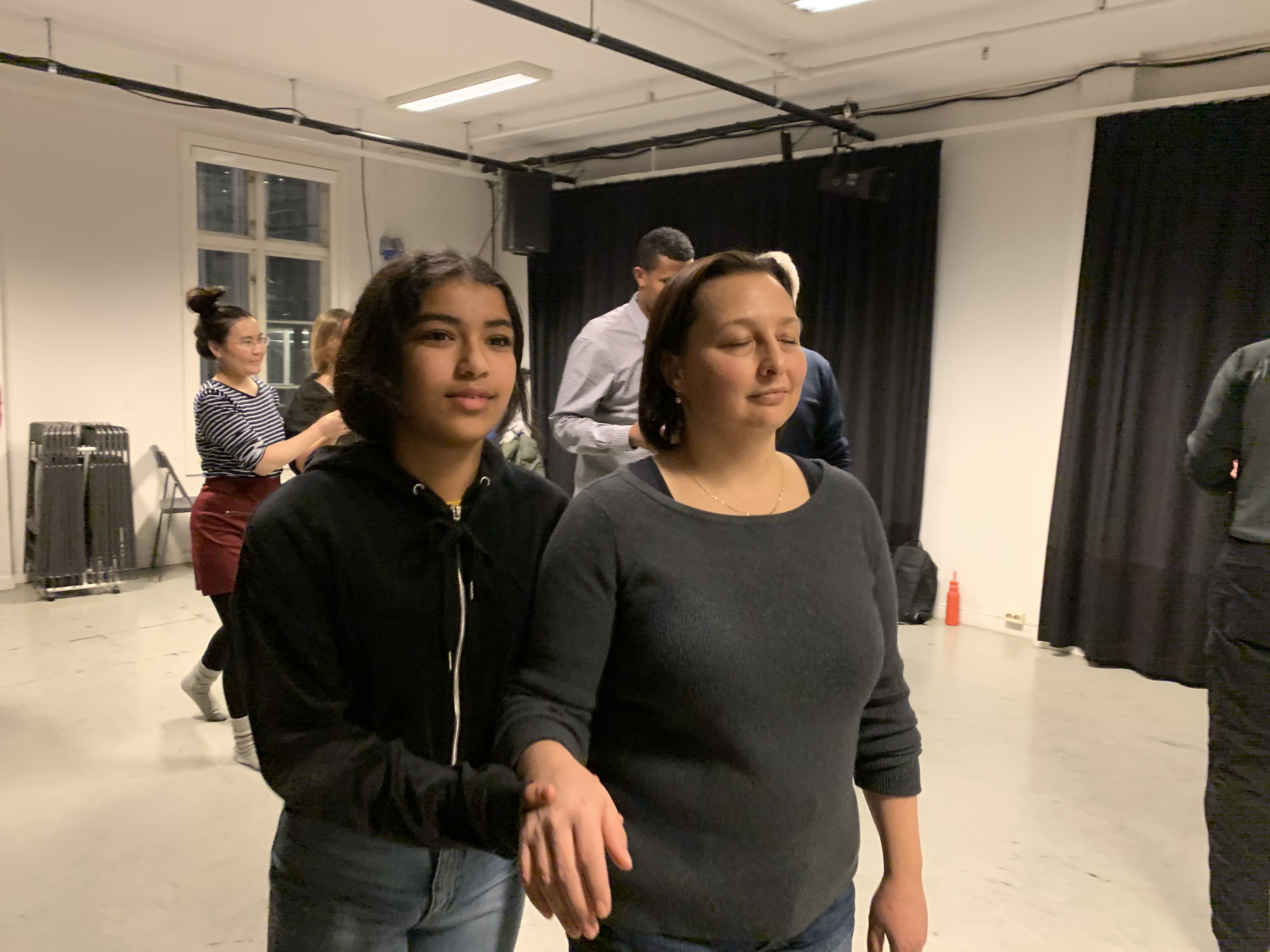 en ung og en voksne dame som går sammen