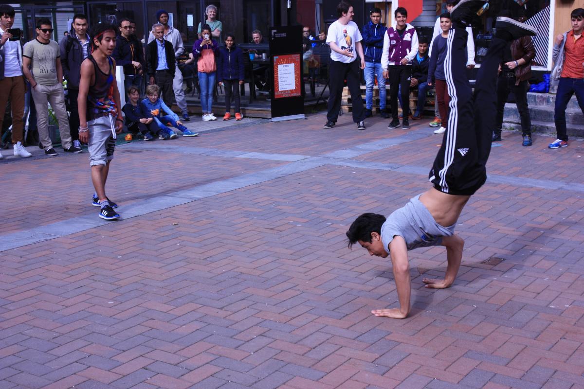 to gutter danser på torget